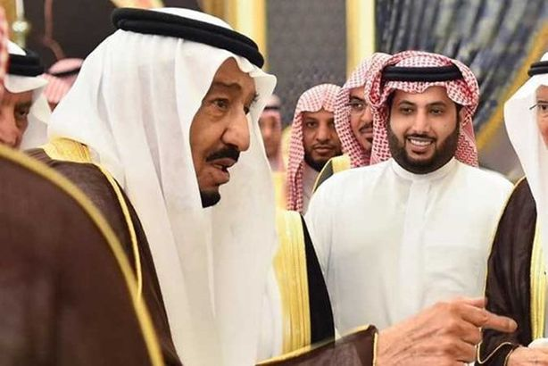 شاهد.. الملك سلمان يُكرّم تركي آل الشيخ ويمنحه وشاح الملك عبدالعزيز