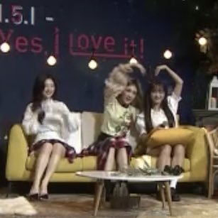 tropicaloved's tweet photo. Here’s somi trying to be fair with her unnies 🤣 #IOI #I5I_YesILoveIt #아이오아이 https://t.co/LCizMF6kkz