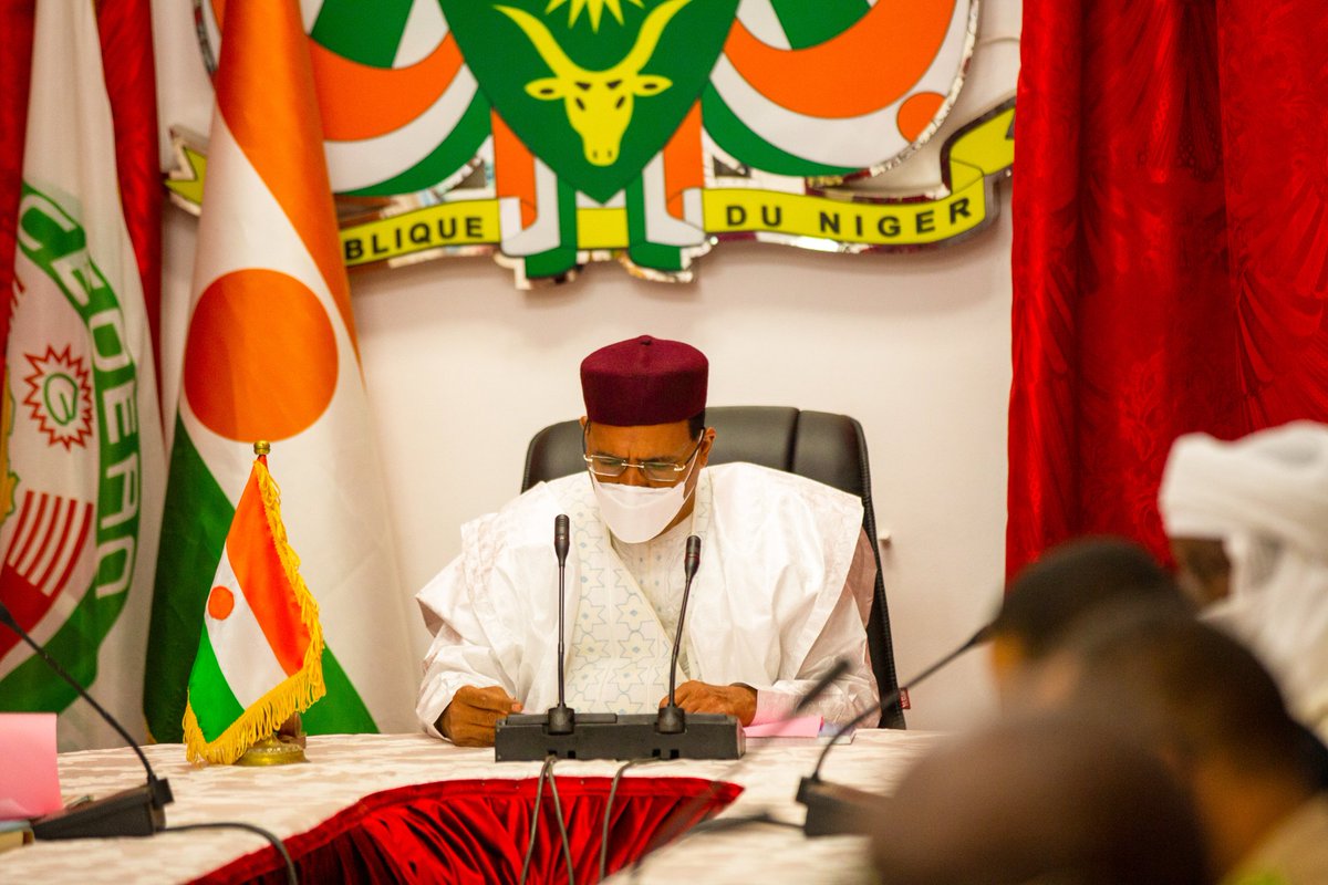 PresidenceNiger's tweet photo. Le Conseil National de Sécurité (CNS) s’est  réuni ce mardi 4 mai 2021, sous la présidence de SEM @mohamedbazoum,  Président de la République, Président du Conseil National de Sécurité. https://t.co/P8z2HI2HWh