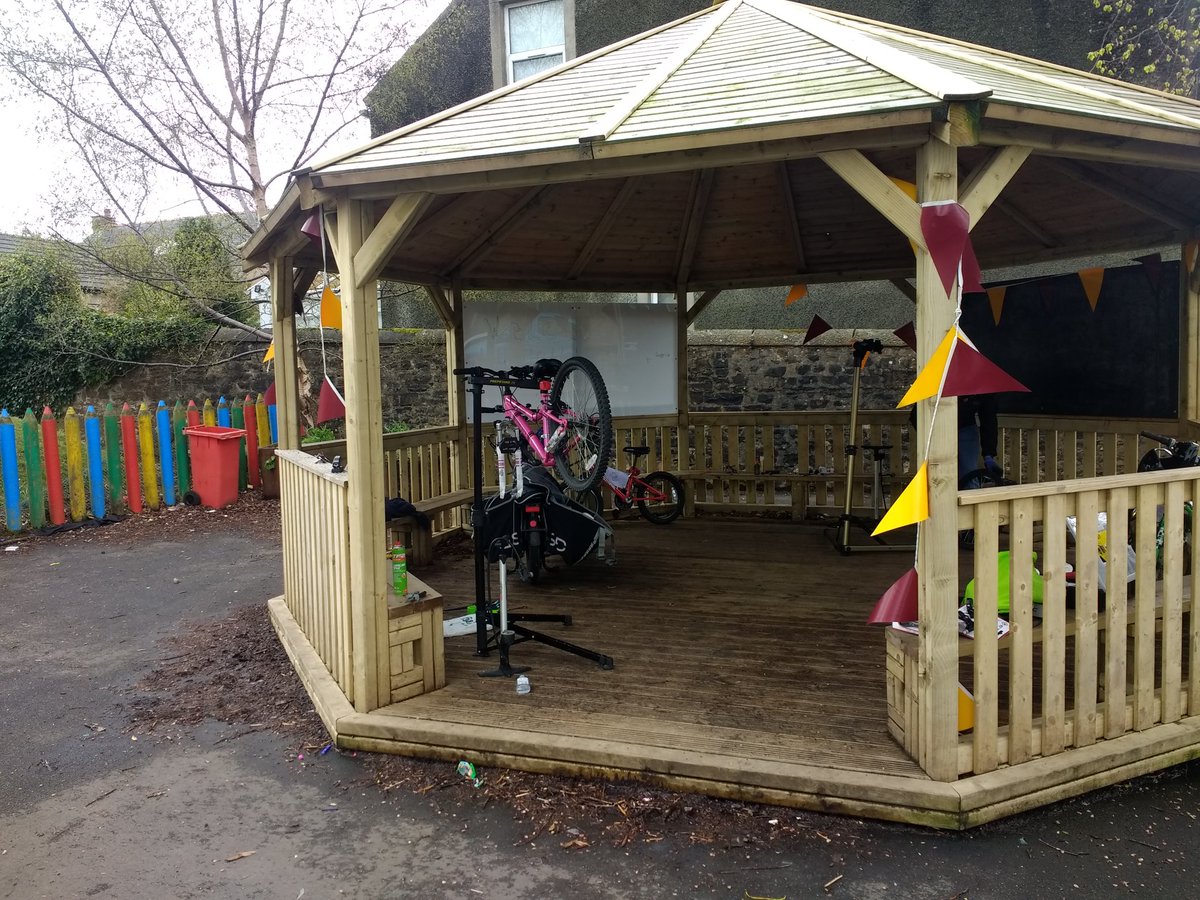 Dr Bike was at <a href="/Balbardie_PS/">Balbardie PS</a> this morning checking over all the P5 pupils bikes ahead of their upcoming Bikeability training! Thanks to Stuart for all your help today 🚲😷