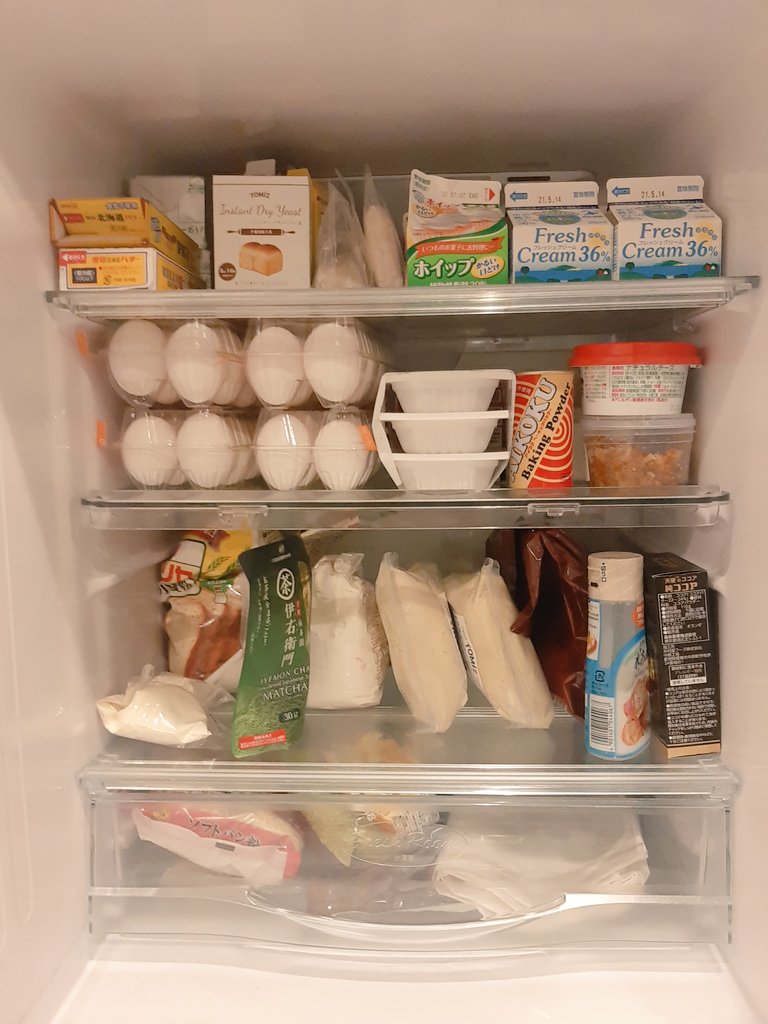 マッチョクッキングの彼女 マッチョ君に ケーキを作って欲しい とお願いしてからはや1年 まさか ここまでお菓子作りハマり 材料の置き場がなくなり 冷蔵庫2台目 を置く日が来るとは思ってませんでした笑 遠い目