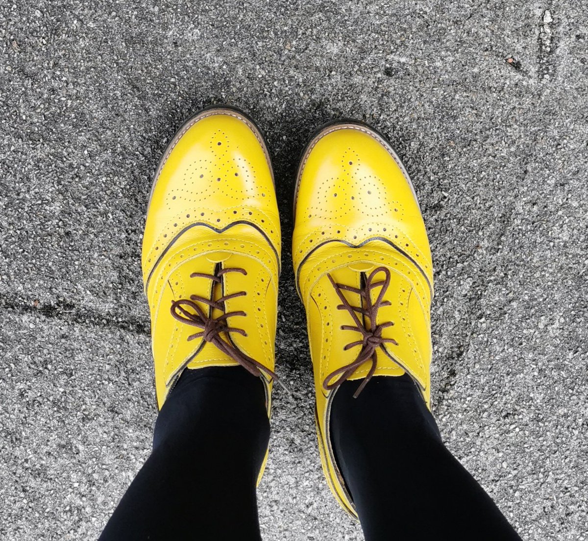 A wee trip *outside the house* to see a new clinic room = perfect excuse to wear a 2020 lockdown purchase 😎 Watch this space (for news about the clinic, not the shoes)!