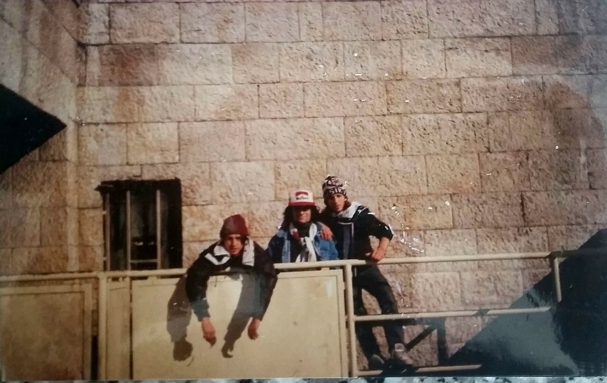 02 Kasim 1993, yasim daha 18. Litmanen ve Overmars in yildiz oldugu Ajax maci oncesi eski acik tarihi duvari onunde.
#20liyaslarchallenge #20liyaşlarchallange