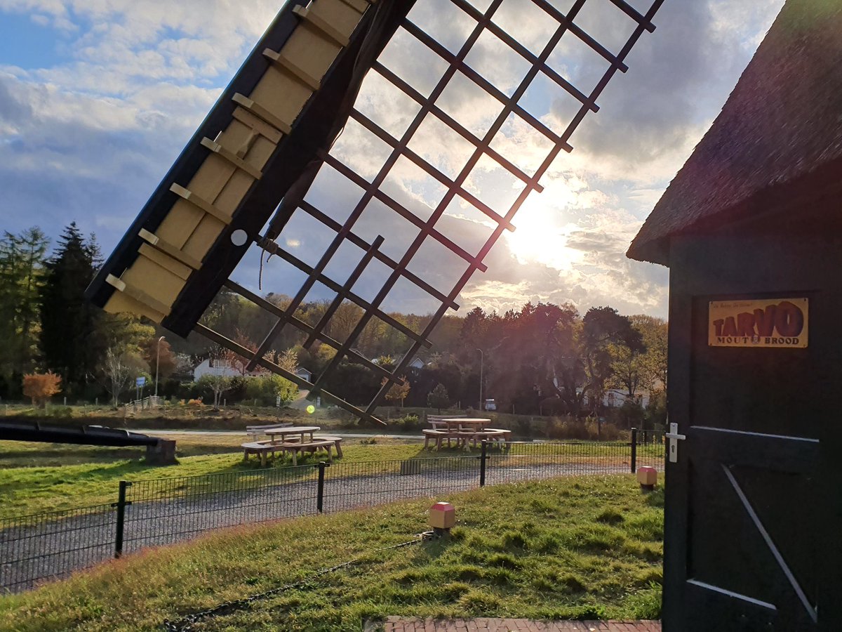 Met het in de rouwstand zetten van de wieken breekt spontaan even de zon door. Alsof het zo moet zijn.. #dodenherdenking #4mei #opdatwijnietvergeten