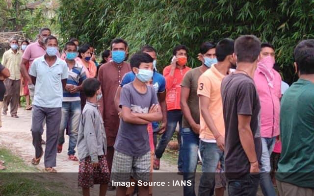 Newskarnataka's tweet image. Around 400 BJP workers, families fled to Assam after post-poll violence in Bengal dlvr.it/Rz2hVn #BJPfunctionaries #WestBengal