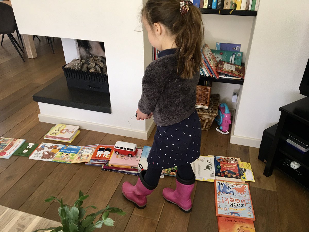 Boeken zijn de basis. Ook voor je VW-busje op batterijen. #ikleesthuis #kinderboeken #lezen