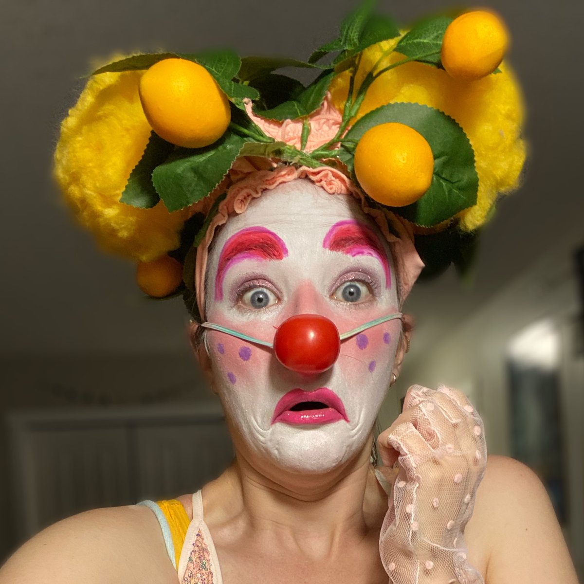 Much like the personal clown’s, the guiding principle of my Auguste’s makeup revolves around supporting the three biggest emotions of the Fool: WOW, OW and VAVAVOOM, although the Extreme Auguste makeup likes to emphasize WOW over the other too, wide-eyed and innocent as it is 