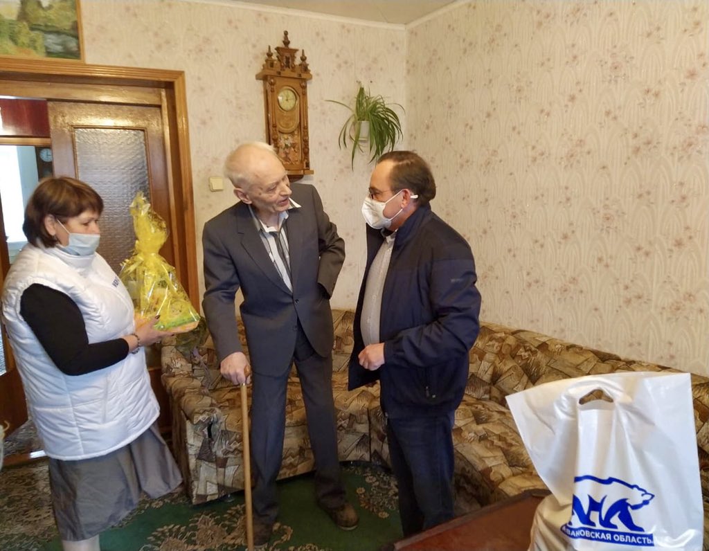 В преддверии Дня Победы Анатолий Буров поздравил  ветерана Великой Отечественной войны Петра Поверенного с наступающим праздником.

Подробнее▶️ instagram.com/p/COdZQMJFPO8/…

#ЕР37
#ИвановскаяОбласть