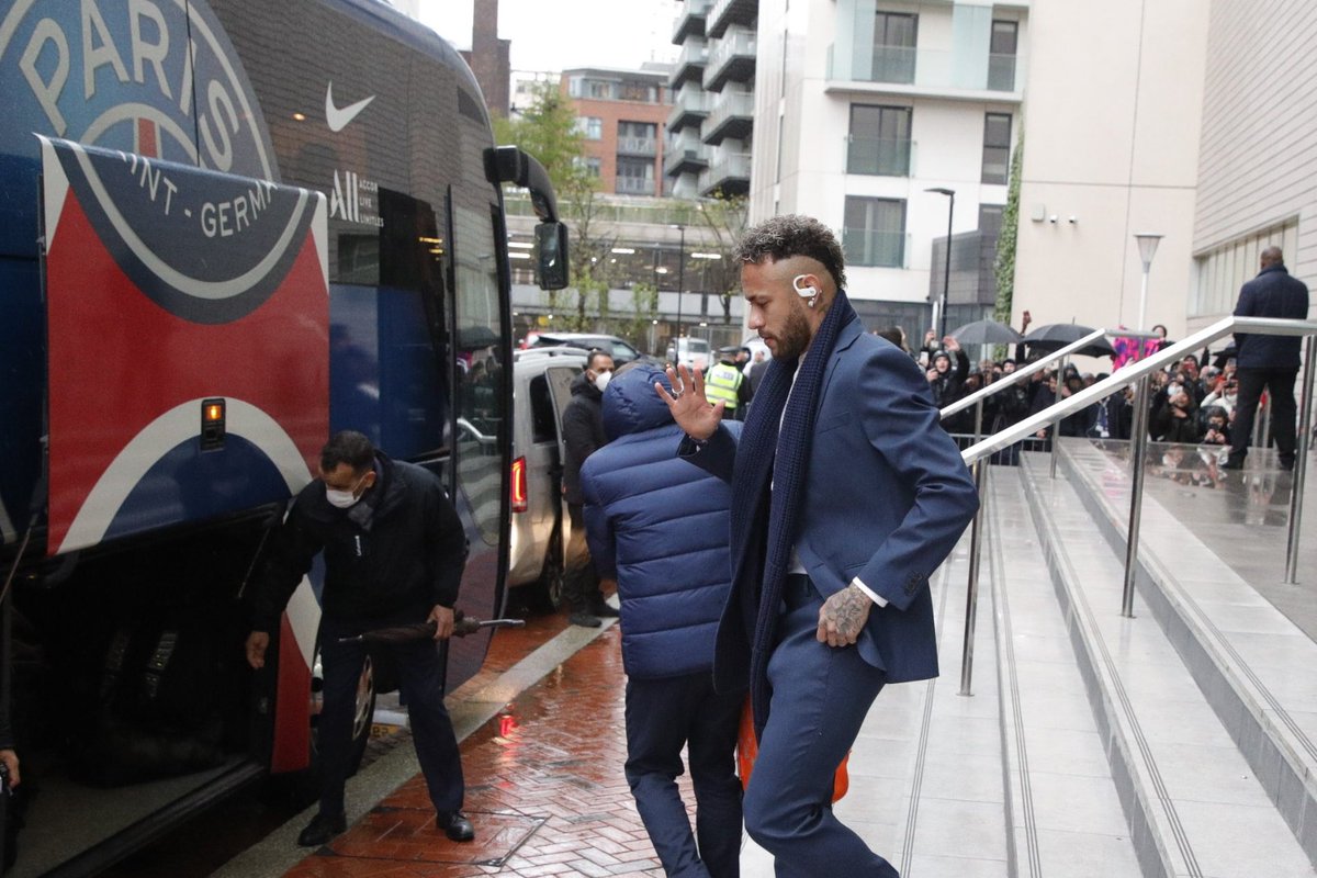 PSG_espanol's tweet photo. Llegué a la ciudad y me reciben como si fuera un boss...🤵‍♂️🇧🇷 https://t.co/9xNw3Oyl3R
