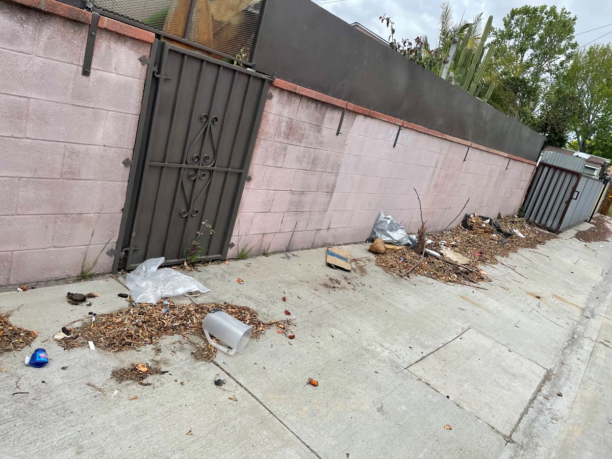 LBPublicWorks's tweet photo. Our #LBCleanTeam recently completed this alley clean up along Oregon Ave - helping to ensure clear &amp; safe alleyway access. Refuse customers needing to get rid of bulky items can schedule 1 of your FREE Special Collections. 

📞 (562) 570-2876
💻 https://t.co/2axnoZBKCB https://t.co/xrthykrPVn