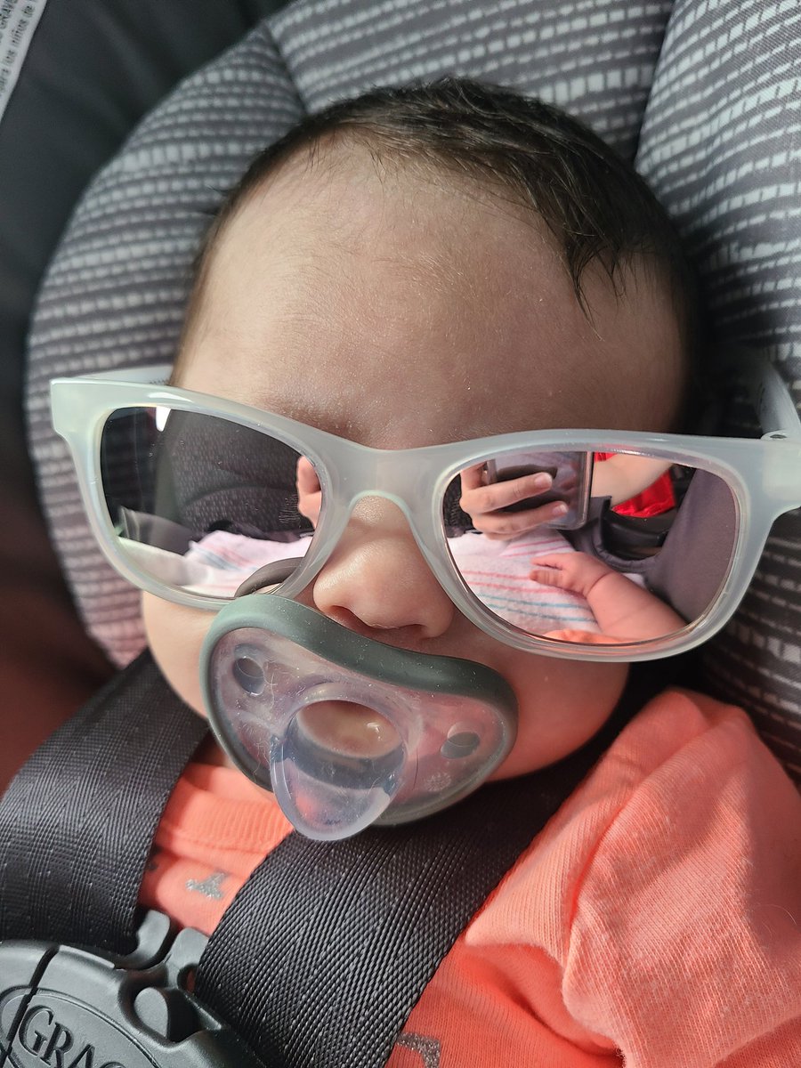 FrenchLott's tweet photo. One month old and already too cool for school. https://t.co/1e77ruqz1K