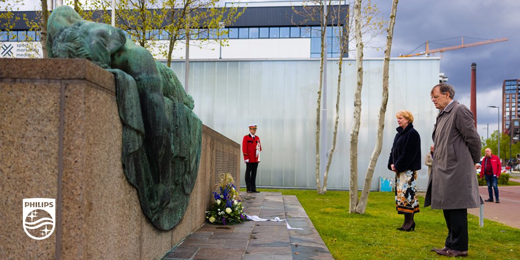 Vandaag staan we stil bij dodenherdenking en hangt onze vlag halfstok. Om oorlogsslachtoffers te herdenken legt Hans de Jong namens Philips bloemen neer bij ons monument op Strijp-S in Eindhoven.