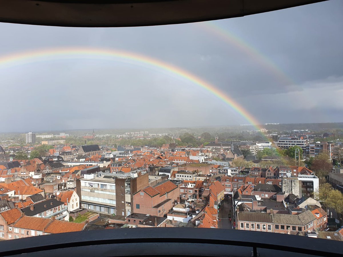 Ik heb altied al gedach det die #frieteier van #friturepiccadilly van 24k puur gold waare, noow weijt ik t zeker!!
#regenboog #PotMetGoud