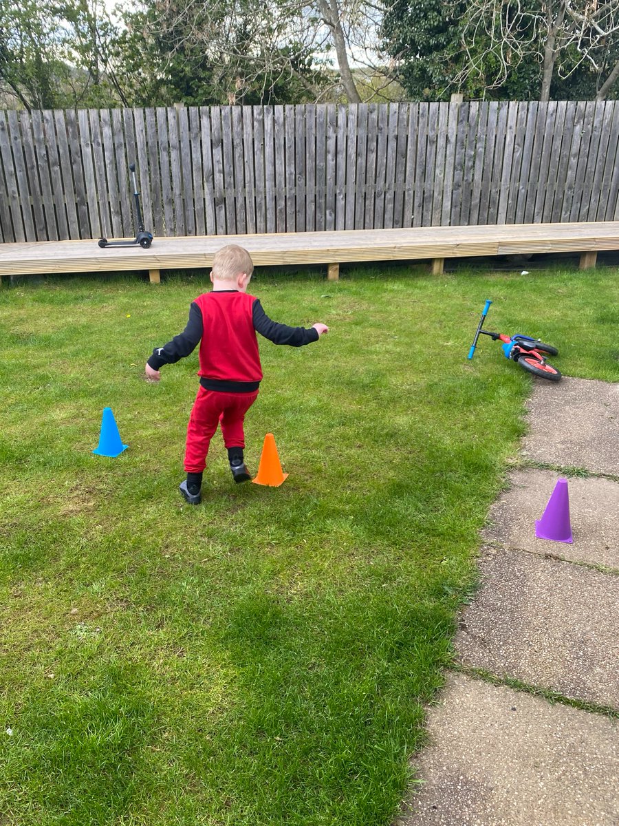AitonPs's tweet photo. This child who is starting school in August made an obstacle course in their garden, and had great fun completing it! π
#keepingactive #homeschoolpartnership #transitionfun https://t.co/eCIfX7oISx