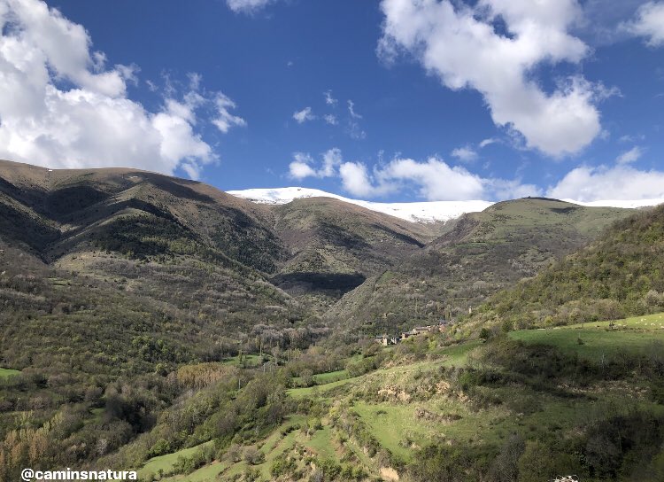 caminsnatura's tweet photo. 📸 Us deixem ací un tastet de quatre imatges...
1️⃣ Camí d’#Altron a #Sorre.
2️⃣ Panoràmica des de l’església de #Bernui.
3️⃣ Vista d’#Altron i de #Sorre des de la capella de santa Anna.
4️⃣ #Caregue i #Escàs vistos des del mateix punt. https://t.co/ExEoBat7b4