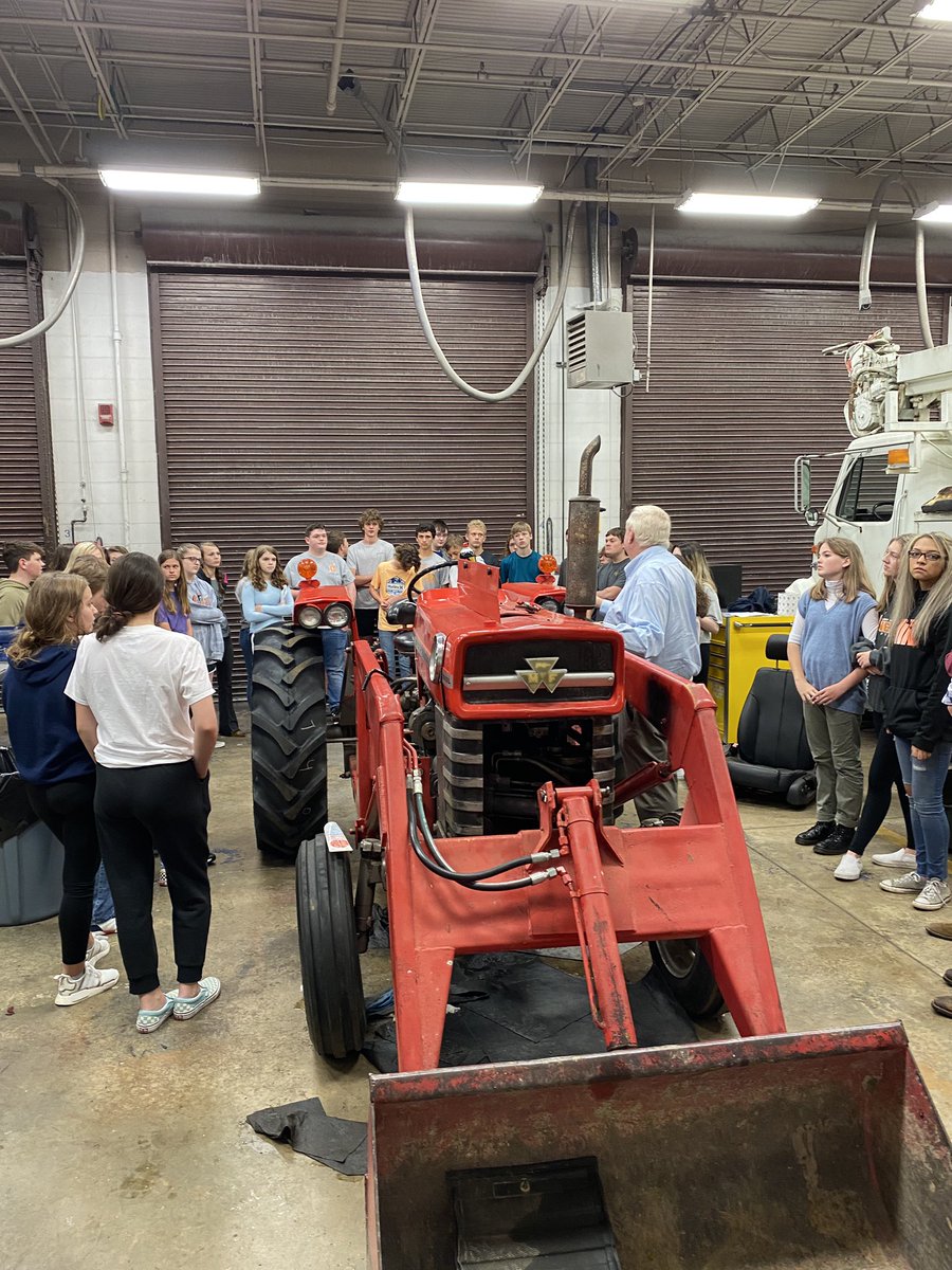Oneida_Schools's tweet image. Students from OMS and OHS visited @TCATOneida to learn about career opportunities and training available at our local TCAT campus. OSSD is proud to partner with TCAT to offer our students a wide range of opportunities.