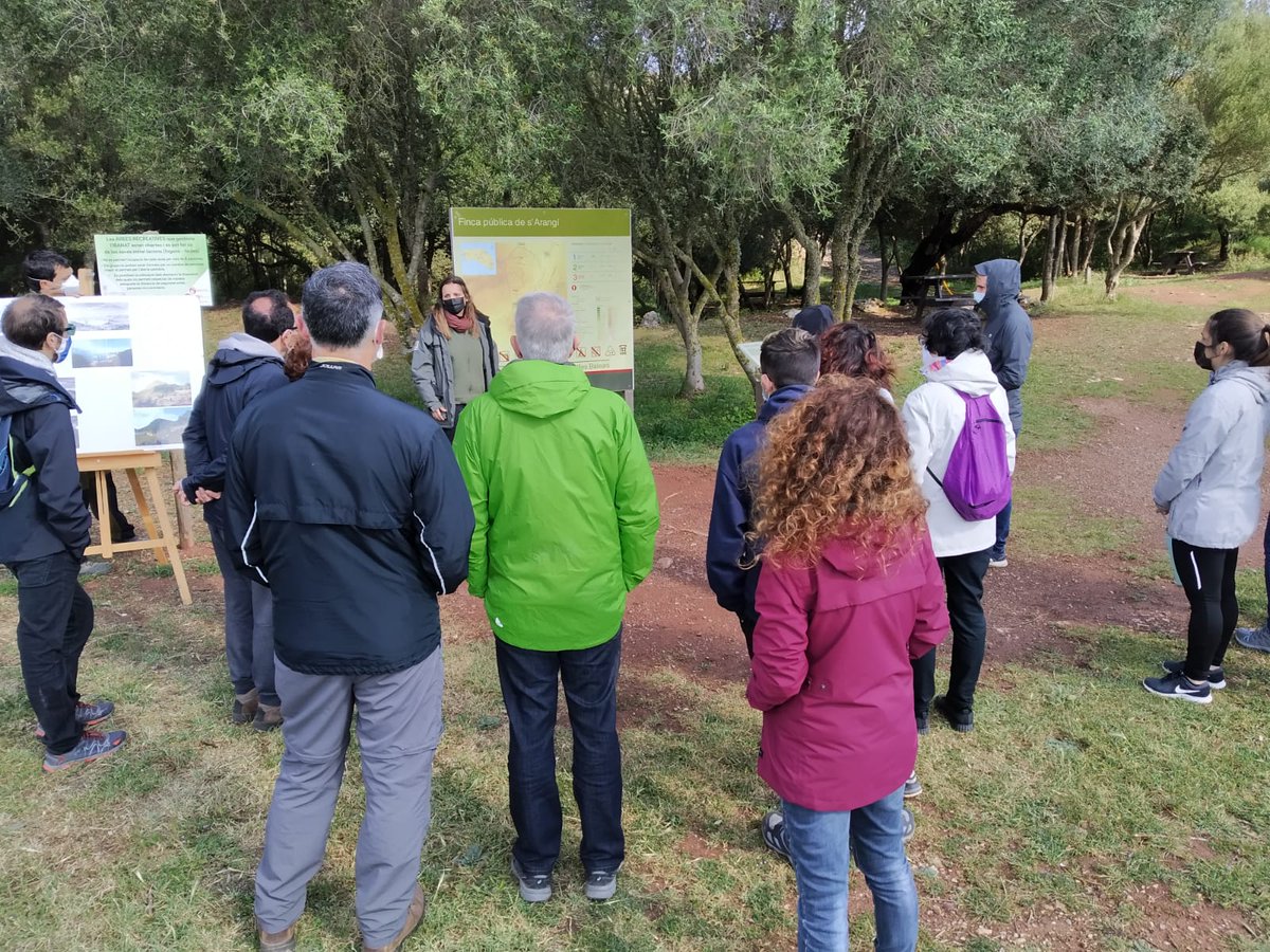 BalearsNatura's tweet photo. 🔍El #PNAlbuferadesGrau ha organitzat una jornada per conèixer l'ofici de carboner i reflexionar sobre l'ús sostenible dels boscos 

👥 Visitants i escoles han pogut conèixer com funciona una sitja de la mà de Vicent Pons i Sebastià Ametller, que han recuperat l'ofici https://t.co/aFMRH6OEqV