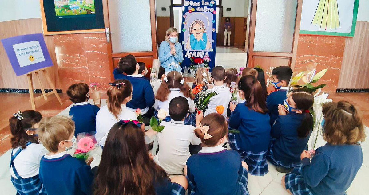 ¡Comienza nuestra ofrenda de flores a María! 🌹🌺🌸🌷🌻🌼 #MayomesdeMaría #Ofrendadeflores #ConfloresaMaría #Mayo 🥰 @colegiosfec