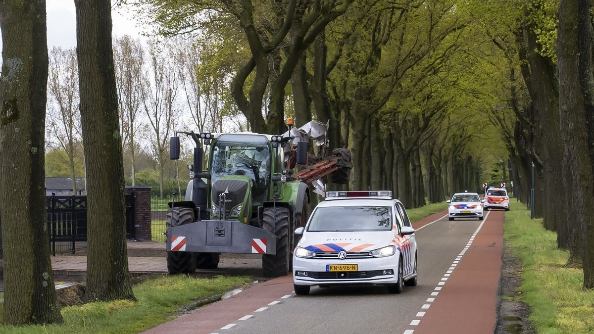 De politie heeft dinsdagmiddag twee mannen aangehouden die in Vinkel hadden geprobeerd een zitgrasmaaier te stelen..