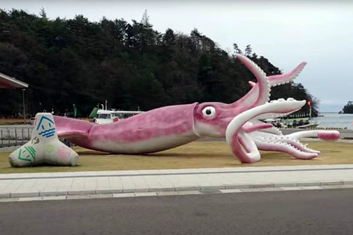 nypost's tweet image. This town used its $228K in COVID relief funds on a giant squid statue trib.al/e9kXkXP
