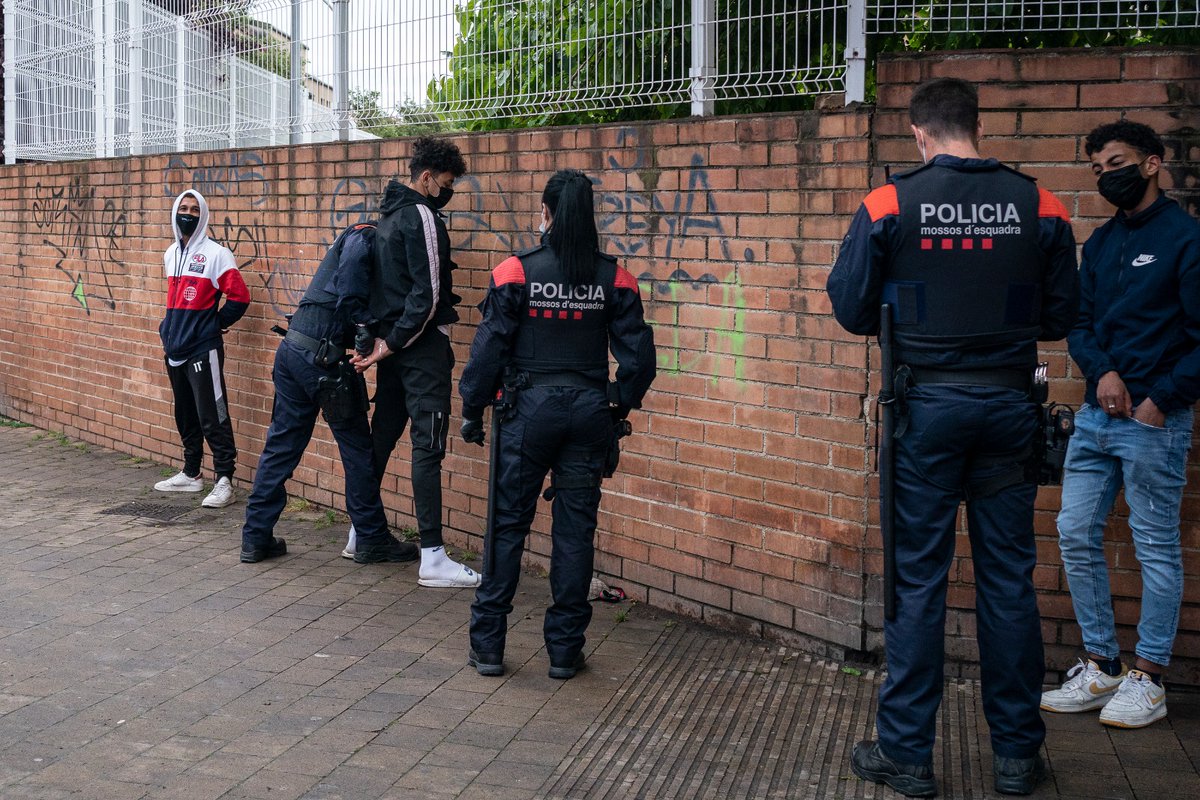 🆘️ Veïnes i veïns afectats denuncien assetjament policial a ca n’Anglada (Terrassa) per les actuacions polítiques i policials que han tingut lloc arran d’una baralla esdevinguda el 30 de març passat al barri de Ca N’Anglada. Obrim fil 👇
📸 <a href="/mireiacomas/">mireia comas</a>