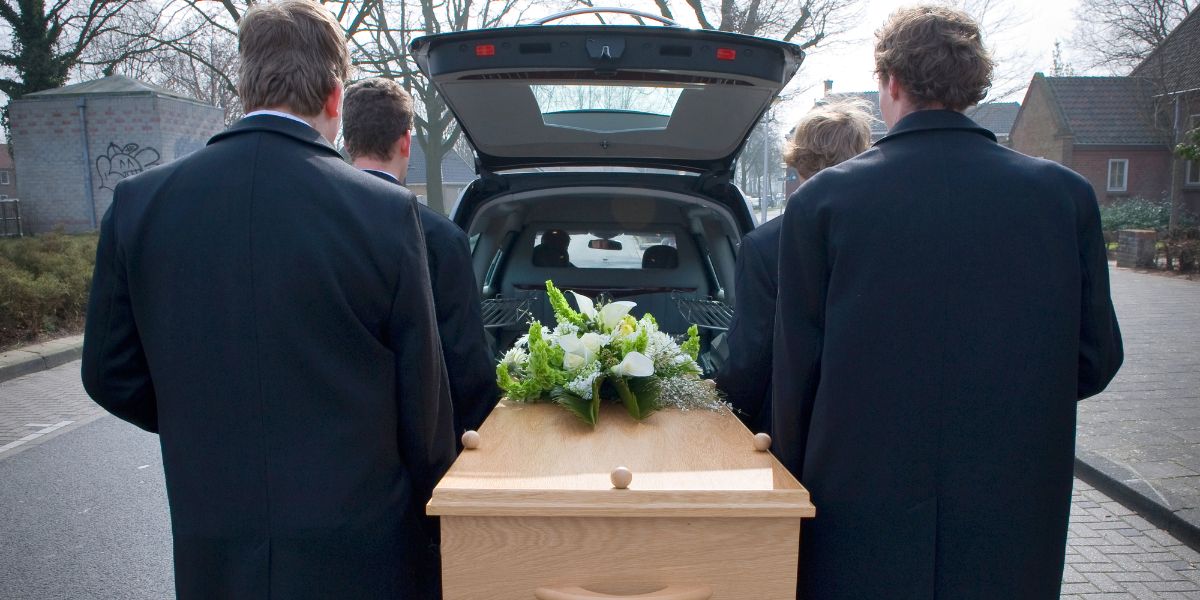 PortoFuneral's tweet photo. What’s the Difference Between a Funeral, Memorial Service &amp; Celebration of Life? https://t.co/OXydsfegns https://t.co/GYkXdZTAOD