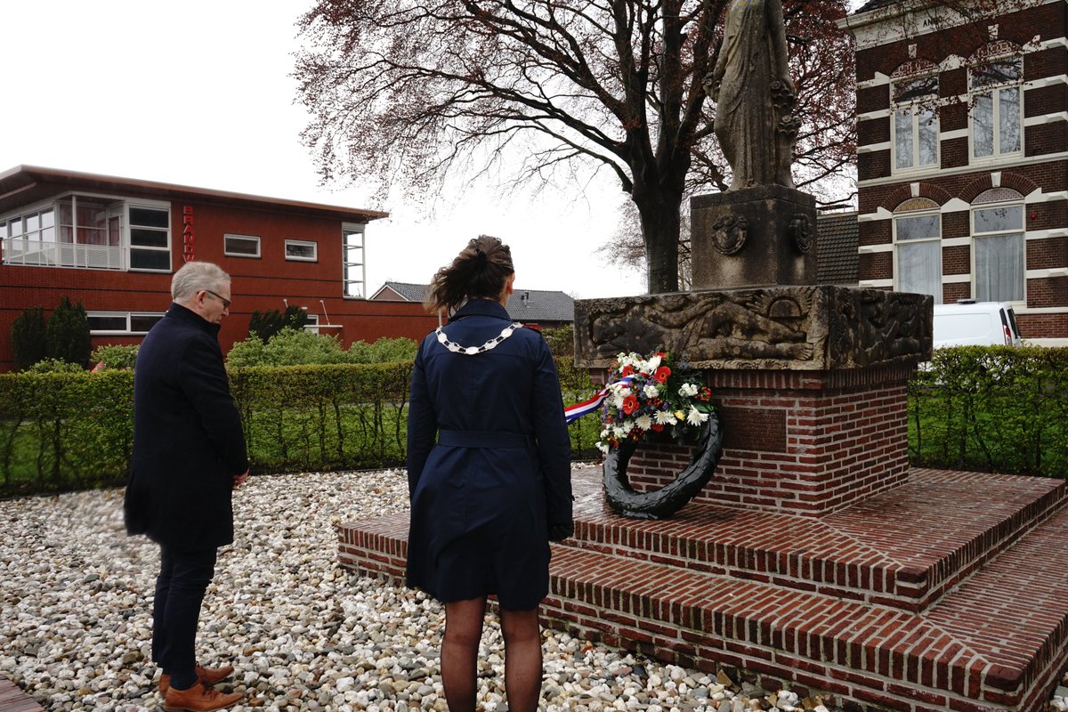 Op 4 mei herdenken we alle oorlogsslachtoffers sinds het uitbreken van de Tweede Wereldoorlog. Daarom legden burgemeester Mieke Damsma en wethouder Jan Schipper vanmiddag ter nagedachtenis een krans bij de oorlogsmonumenten in Beilen, Westerbork en Smilde.