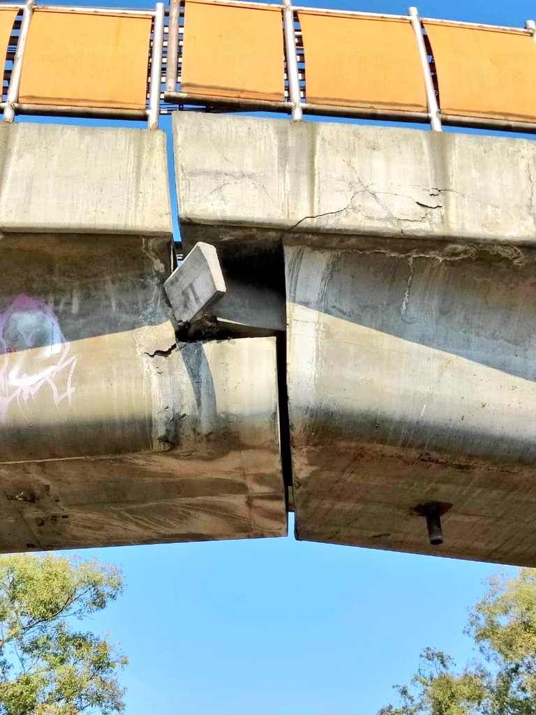 Fer_moreno17's tweet image. OTRAS BOMBAS DE
TIEMPO DEL #METRO

⚠️ Al menos tres estaciones más del #MetroCDMX están en riesgo de colapso: Pantitlán (39 años) Oceanía Línea B (22 años) y Consulado Línea 4 (40 años). En las primeras dos transitan diariamente cerca de un millón de personas. ¿Qué sucederá? 🚨