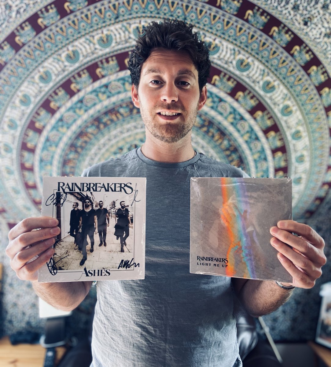 RainbreakersUK's tweet photo. WOW! 🤩 Ben's looking so proud with both Exclusive Singles! Who's got them already?
Get yours: https://t.co/ZWUXK8AQ3E
#rainbreakers #ashes #lightmeup #vinyl #7inch
#vinylcommunity #vinyllovers #doubletrouble
#exclusive #limitededition #7inches #limited #edition
#mandala https://t.co/Mq7RUImUNf