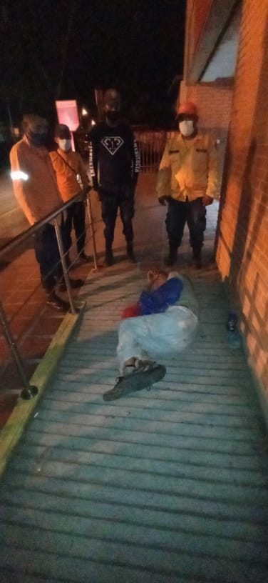 RobertLobo_'s tweet image. Él es profesor Douglas Chacón, reconocido docente del Fe y Alegría de Aparay (Cúa) y profesor de la UPEL. Se encuentra en situación de indigencia, la noche de ayer fue socorrido por autoridades de Protección Civil.  
Esta es la miseria q deja el chavismo a los docentes