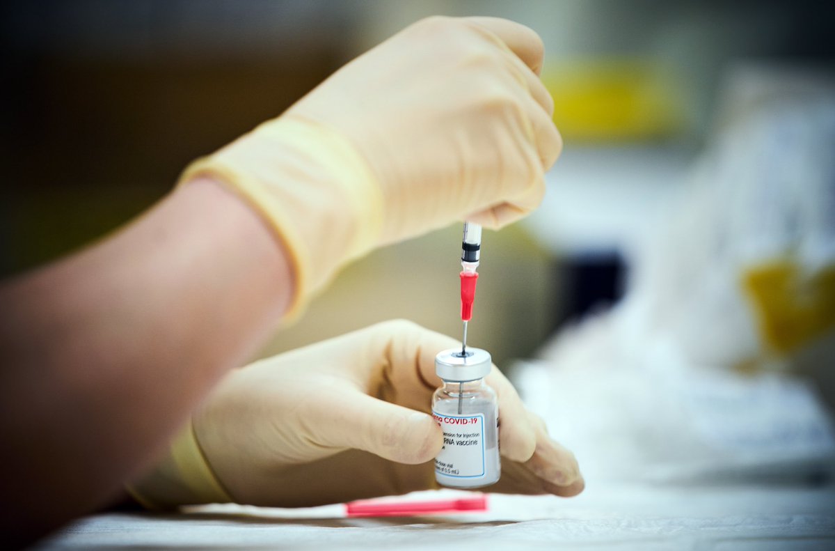 Bijna 1,5 miljoen mensen tussen de 18-60 jaar met verhoogd medisch risico kunnen via uitnodiging van hun huisarts een afspraak maken voor vaccinatie. Zij kunnen tot 2 weken eerder een eerste afspraak maken en zijn tot 8 weken eerder volledig beschermd. 👉 facebook.com/10004475462066…