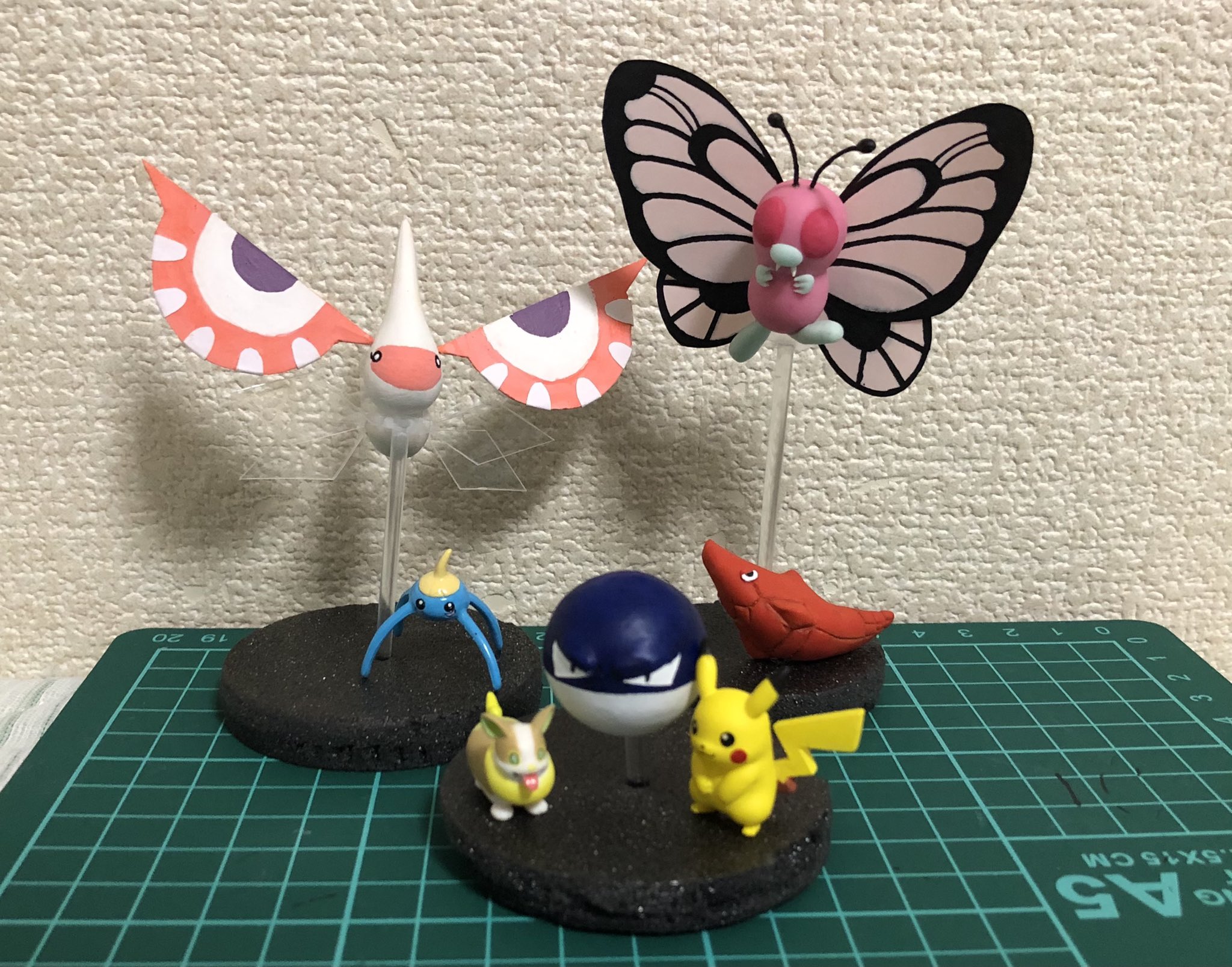 ワンスこねこね丸 100均の粘土でアメモース バタフリー ビリリダマ トランセルを作りました アメモースの透明な翅も良い感じ ピンクのバタフリーにしました 色違いこの色じゃないのは何故 ポケスナみたいなビリリダマとバタフリー T Co