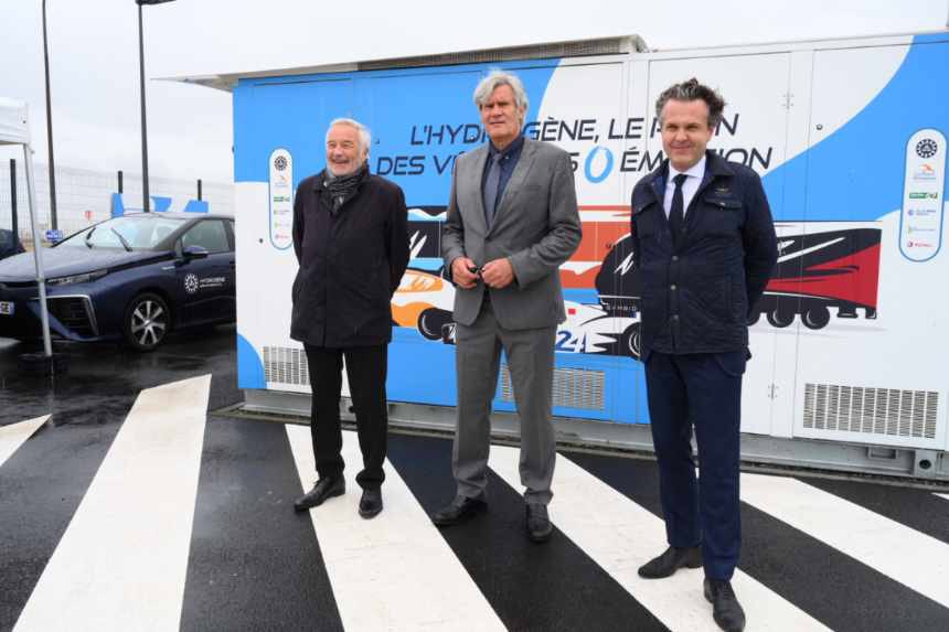 Une 1er en France 🇫🇷 Les villes de #LeMans #angers et #dijon s'associent à travers un groupement de commande pour l'achat de bennes à ordures à hydrogène.
Je suis très heureux d’accueillir mes collègues et amis <a href="/frebsamen/">François Rebsamen</a> et <a href="/ChristopheBechu/">Christophe Béchu</a> pour cette belle annonce.