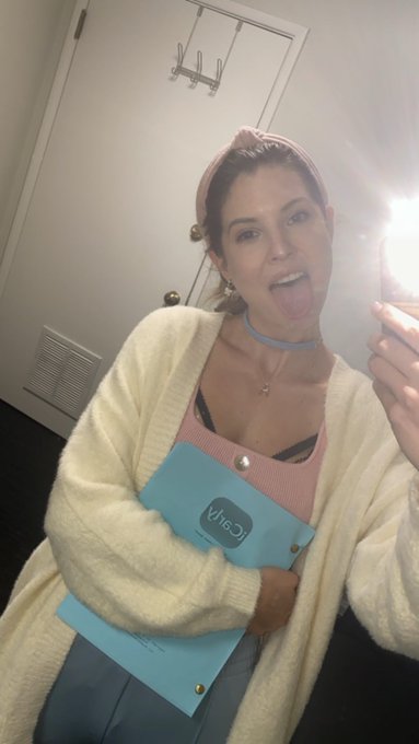 1 pic. In my dressing room obsessing over #crypto charts #icarly https://t.co/4nuPY1uOhq