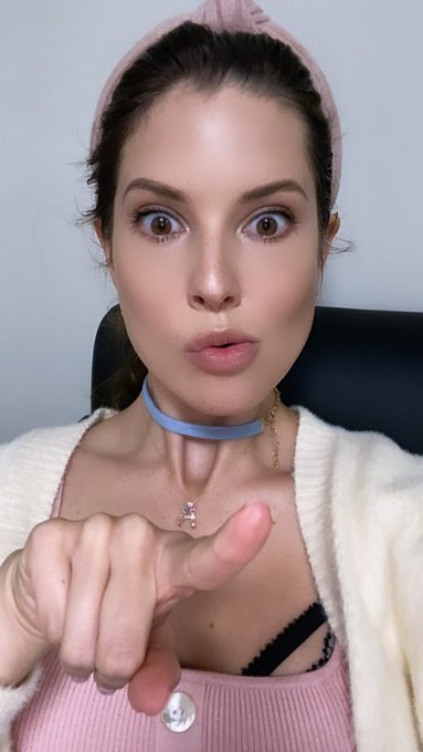 2 pic. In my dressing room obsessing over #crypto charts #icarly https://t.co/4nuPY1uOhq