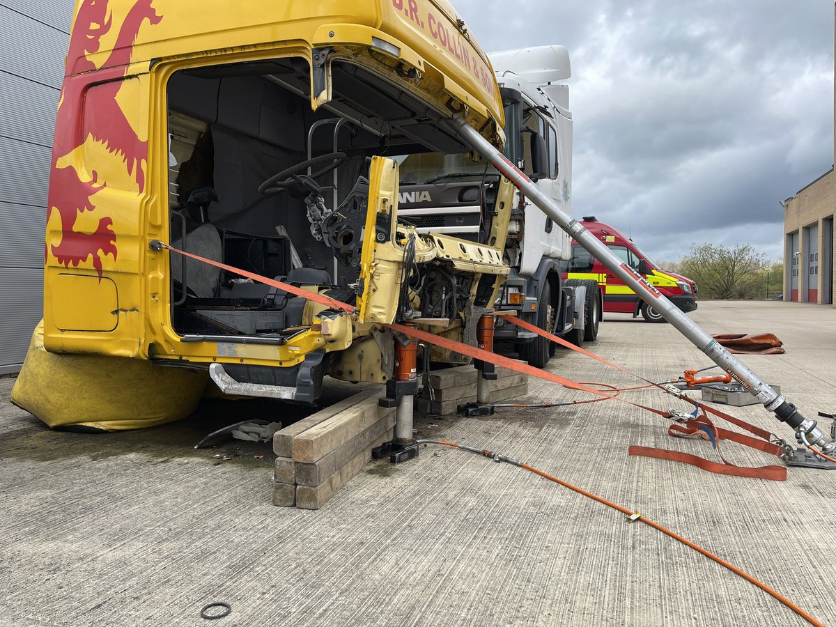 Bishop_RDS's tweet photo. Heavy Rescue Training today @cddextrication @CDDFRS @HolmatroUK @HolmatroRescue https://t.co/EYNiOnMDMk