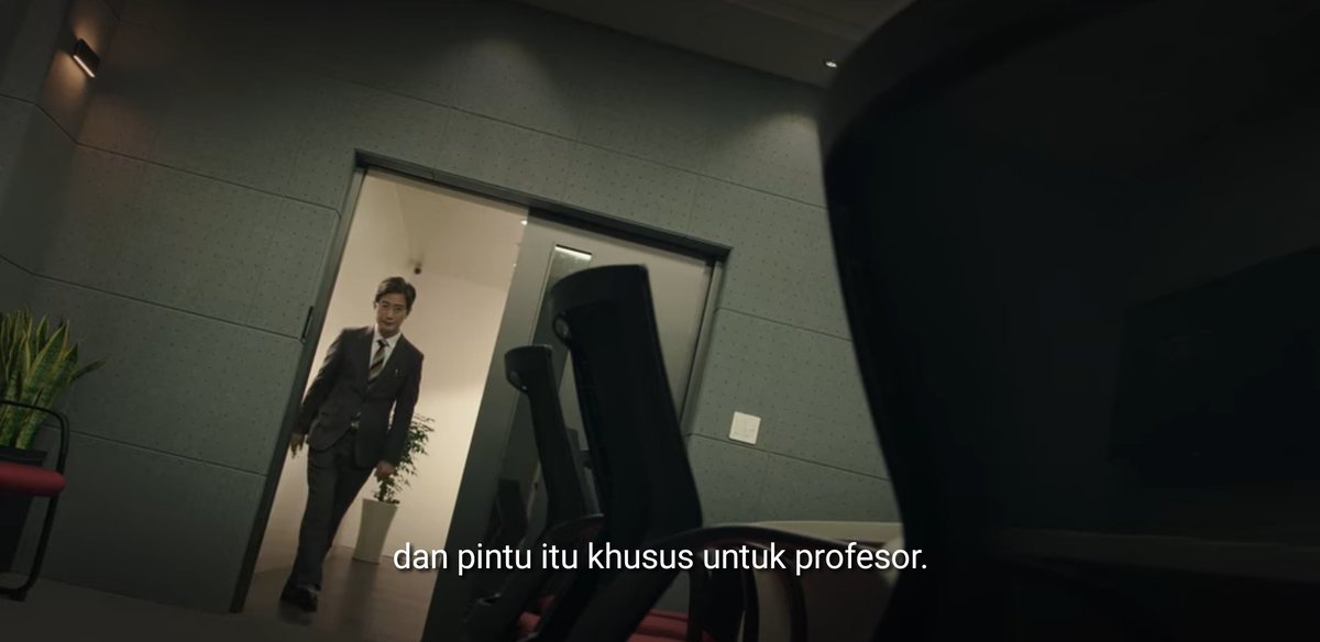 Kasus meninggalnya Prof Seo: #LawSchoolSejauh ini tersangkanya msh Yangcrates (udah 1x sidang)Udah ada bbrp petunjuk berupa jejak kaki, bungkus gula, kacamataPoin yg jg perlu di highlight: tempat Prof Seo meninggal cm bisa diakses dr balai sidang, masuknya pakai sidik jari