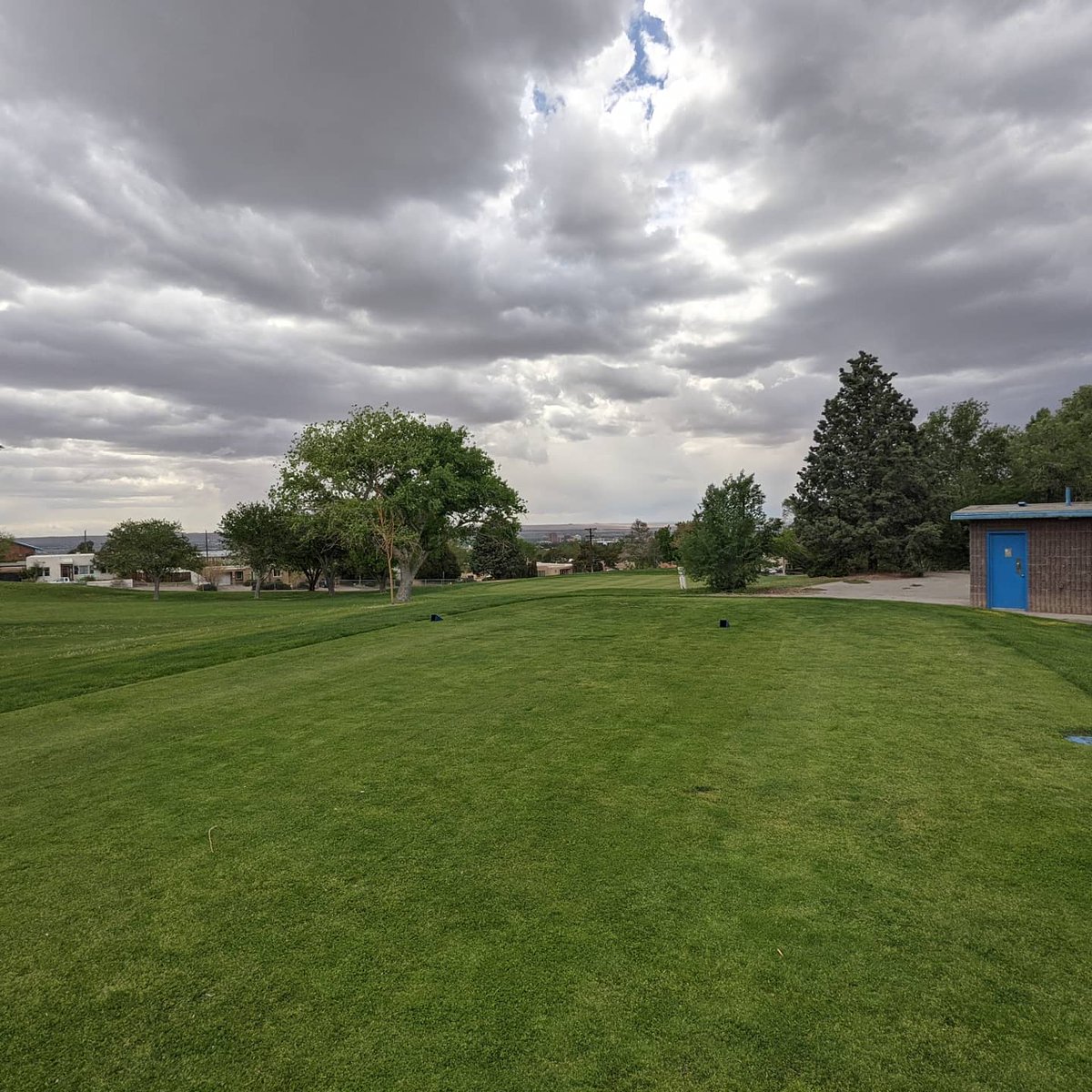 GGirl505's tweet photo. Was off to a decent start yesterday. Played bogey golf until hole 5 and then these clouds really started rolling in.😥 Got that ⛈️☑️ so hopefully I can get back out today or tomorrow. #rain #raincheck #albuquerque #LightningStorms https://t.co/Sb8RWZWE8M