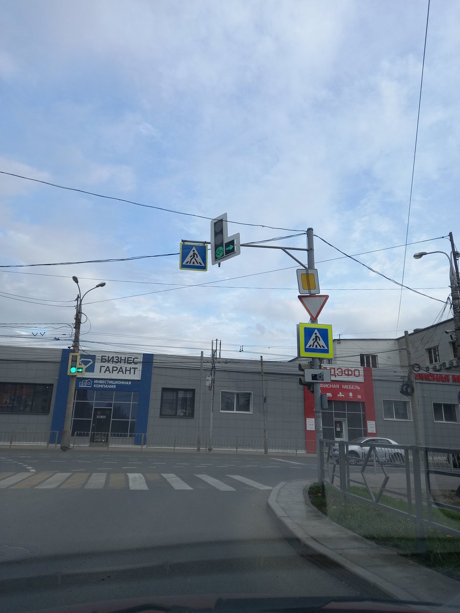 На перекрёстке Мичурина и Осипенко ветром развернуло светофор.