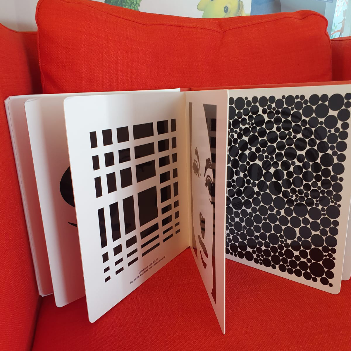 #réédition L'Art des bébés est de retour ! Un album tout-carton en noir et blanc qui éveille la curiosité des tout-petits. Sans texte, il présente des œuvres d'art adaptées à la vue des bébés. On n'est jamais trop jeune pour apprécier l'art... bit.ly/2Rmy7GX