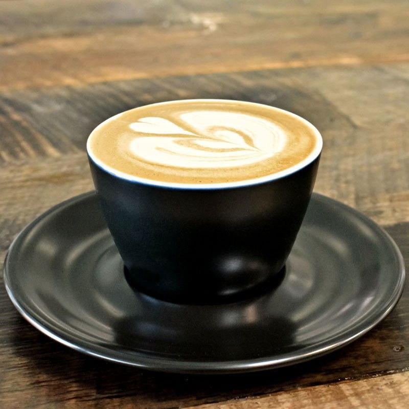 капучино с черным интерьер. черный капучино. черный капучино. ристретто. капучино.