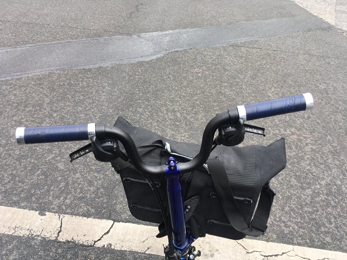 Aujourd’hui c’est #Brompton. Beaucoup de vent, de face notamment pour le retour à la maison (pensée amicale pour <a href="/BullittEnVille/">Un Bullitt dans la ville</a> !), comment ne pas sauter sur l’opportunité d’éviter l’assistance électrique ?!😁