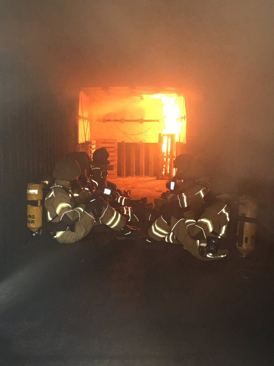 JimMackay77's tweet image. Great to spend the day with trainers from @WSFRS_TDA assisting with a Mod 1b live fire BA requalification for crews from @ChichesterFire @BognorFire @Horshamfire @WorthingFire good to see some positive learning for all #tic #livefire #flowpaths @guss9406 @FFLee58
