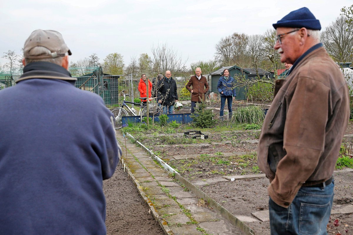 Toch weer 'vreemde mannen' gespot op volkstuinencomplex in Naarden; tuinders en bewoners geadviseerd om bij overlast meteen aangifte te doen bij de politie: 'Ze leken wel dronken'..
