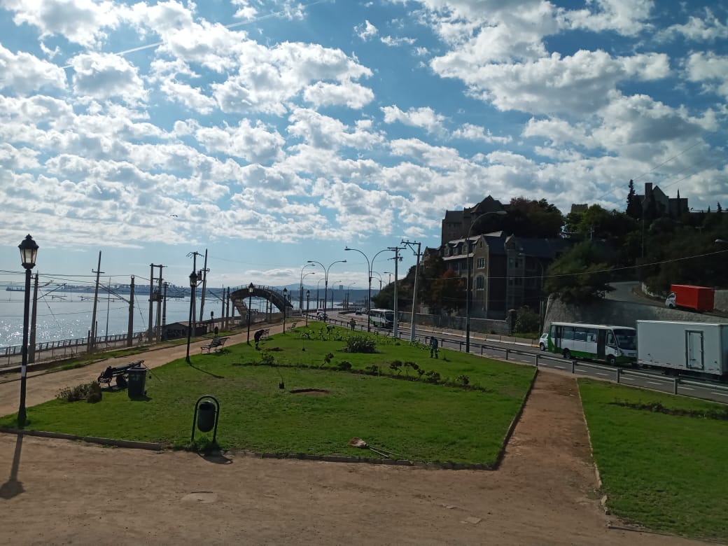 🌞¡Buen día! Desde temprano estamos junto al equipo de Parques y Jardines trabajando por recuperar las áreas verdes de nuestro #Valparaíso 🪴🌼