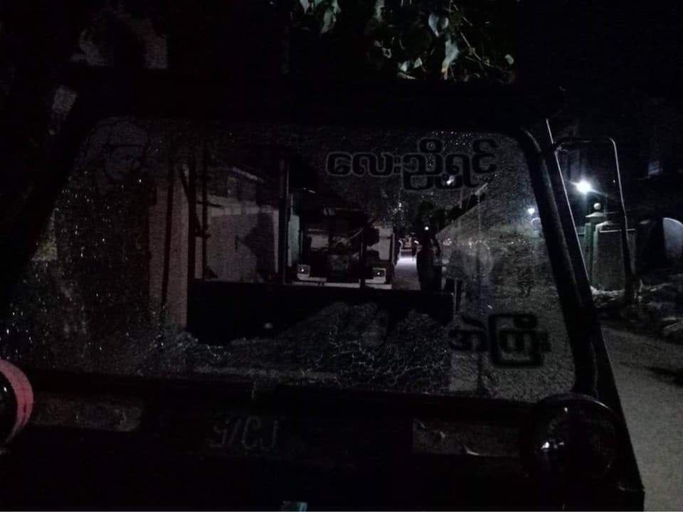 eaint_13's tweet photo. MONYWA, Sagaing Region:

SAC Terrorists beat the civilians including 3 young women for banging pots &amp; pans. They entered houses and smashed window glasses. And also smashed car glasses. 

#May4Coup #WhatsHappeningInMyanmar #MilkTeaAlliance https://t.co/L7tYUX7tFp