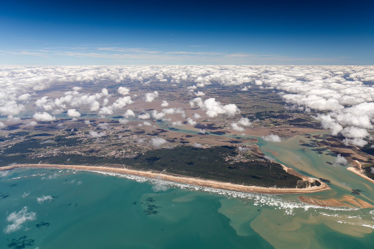 volsdemax's tweet photo. L'île d'Oléron vue de l'Ouest ☀️ 
Impressionnant de voir tous ces courants marins depuis là-haut ! ✈️ 

#oleron #io #iledoleron #iomn @oleronmarennes @LesCharentes https://t.co/juJoCFvdDY