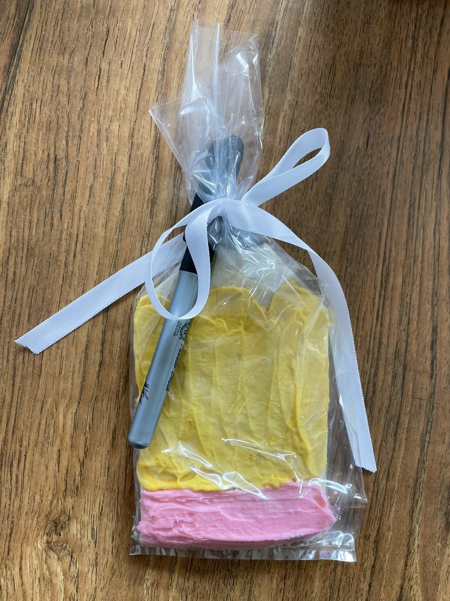 It just doesn’t stop! Cutest cookies from the best instructional coach, Ms. Hines! <a href="/KCPS_Rogers/">KCPS Rogers</a> #TeacherAppreciationWeek