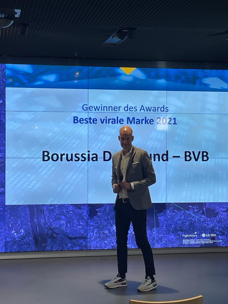 Emotionalität &amp; Viralität sorgen bei Kunden für eine besondere Verbundenheit. Dem <a href="/BVB/">Borussia Dortmund</a> ist das 2020 in außergewöhnlich positiver Weise gelungen und daher zurecht Preisträger unseres Awards "Die beste virale Marke", welchen Carsten Cramer (CEO Marketing &amp; Vertrieb) entgegen nimmt.