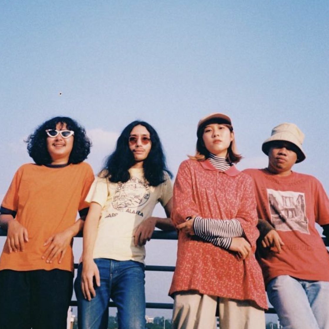 yonlapa — first trip เป็นวงดนตรีไทยอีกวงที่เราชอบมากๆอย่าง yonlapa ชอบแนวเพลงของวงนี้มาก ฟังครั้งแรกก็ยังติดหูเพลงโปรดเราคือ sweetest cure เสียงคุณน้อยหน่ามีเอกลักษณ์มาก สบายหูอย่างบอกไม่ถูก คุณภาพ 🛣🥛🌲